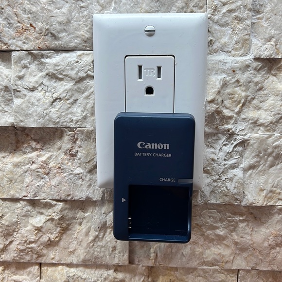 Cannon plug in battery charger CB-2LV. SD 750 works perfectly 4 camera battery - Picture 1 of 7